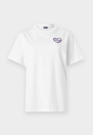 Λευκό t-shirt με κοντά μανίκια και ένα μικρό μωβ πατς σε σχήμα καρδιάς στο αριστερό στήθος με την επιγραφή "Hugo".