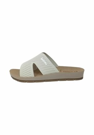 Sandaletto beige senza lacci con cinturini intrecciati in maglia e suola imbottita, progettato per un uso casual e il comfort.