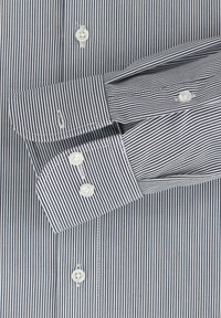 Gestreept shirt met dunne blauwe en witte strepen, knoopsluiting, standaard manchetten met witte knopen en gestikte accenten.