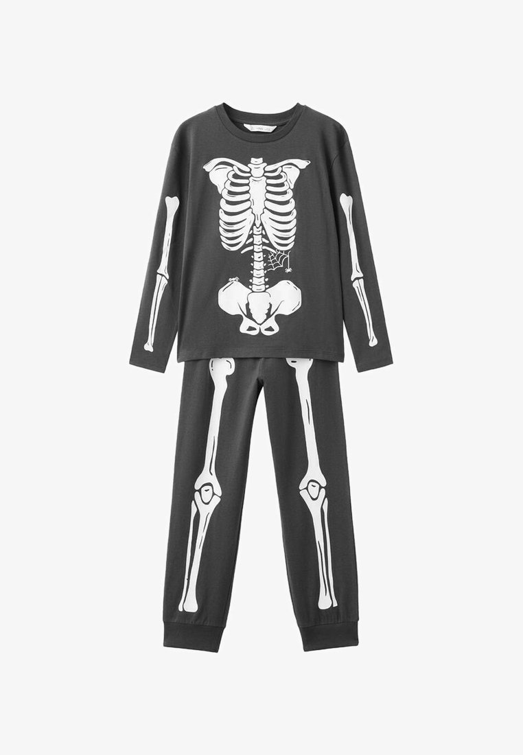 Čierny pyžamový set s dlhým rukávom, ktorý má na prednej strane trička bielu potlač kostry a na nohaviciach vzor kostry. Mäkká tkanina, voľný strih.