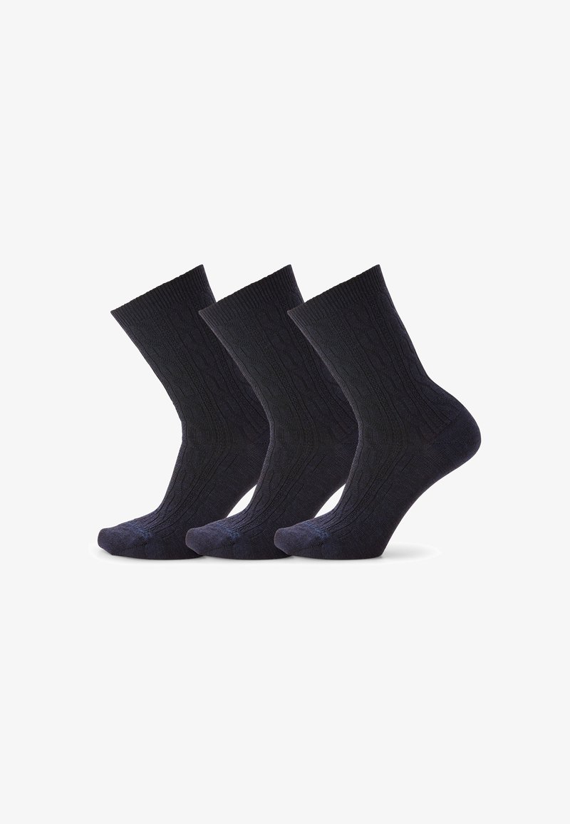 Mörkblå bomullssockor med en texturerad kabelstickad mönster, som har en ribbade mudd och en slät tåsöm. Förpackning med tre par.