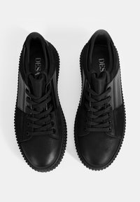 Schwarze Sneaker aus strukturiertem Leder mit glänzenden Akzenten. Haben eine runde Zehenform, ein schnürbares Design und eine Gummisohle mit geriffelten Kanten.