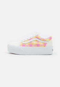 Des baskets en toile blanches avec un motif à carreaux rose et jaune, dotées d'une semelle en caoutchouc blanche et d'un design à lacets sur le devant.