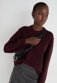 Gina Tricot CREW NECK - Trui - dark wine