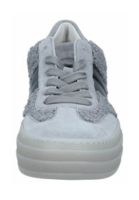 Grijze sneaker met bovenwerk van suede en textiel, ronde neus, gevoerde tong, platte veters en chunky rubberen zool.