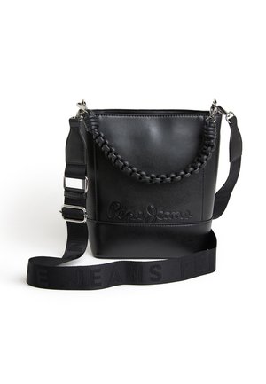 Zwarte leren crossbodytas met gevlochten handvat en verstelbare schouderriem met reliëf van "Pepe Jeans" branding.