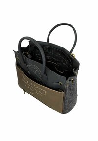 Schwarze und braune Tragetasche mit doppelten Griffen, Innenfächern, strukturiertem Material und dekorativem Text auf der Vorderseite. Mit goldenen Hardware-Details.
