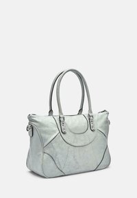 Jasnoszara skórzana torebka o gładkiej teksturze, zaokrąglonym kształcie, z podwójnymi uchwytami i srebrnym wykończeniem. Posiada dekoracyjne przeszycia. Zamek błyskawiczny.