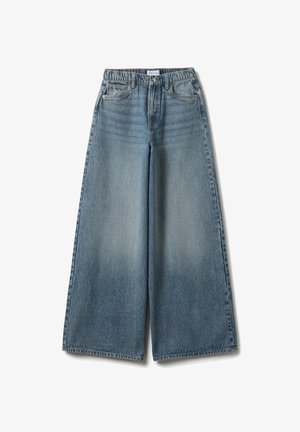 Vaqueros de mezclilla azul claro de pierna ancha con cintura elástica, botón delantero, cremallera y diseño de cinco bolsillos.