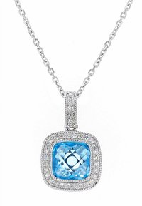 Náhrdelník so štvorcovým príveskom s veľkým svetlomodrým drahokamom obklopeným malými priehľadnými kameňmi, zasadený do striebornej retiazky s textúrovaným povrchom.