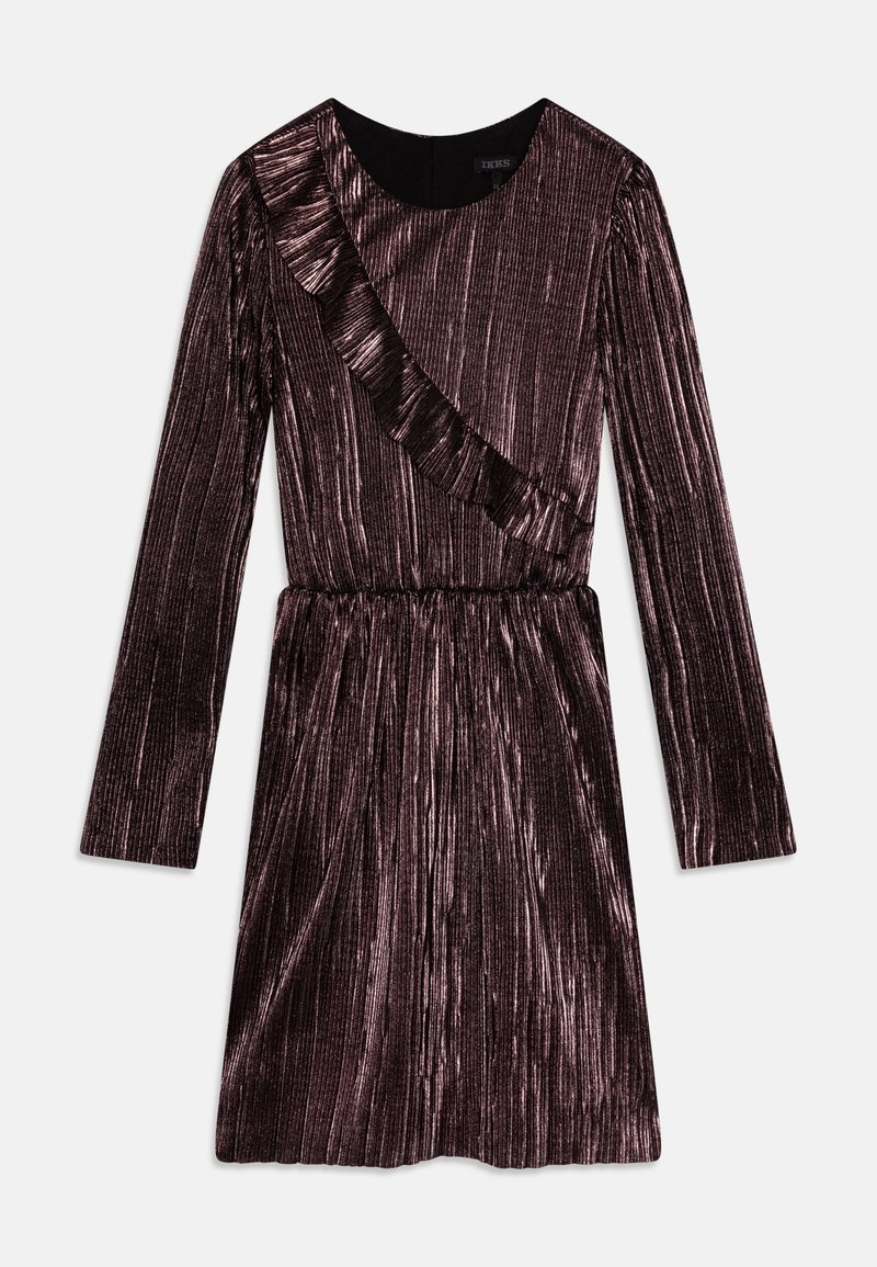 Robe en velours plissée à manches longues de couleur violet foncé avec un volant diagonal traversant la poitrine et une taille cintrée.