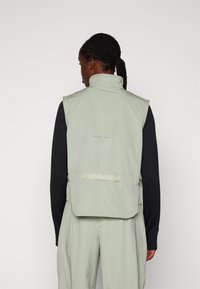 Nike Performance TRAIL REPEL VEST - Colete - jade horizon/bicoastal