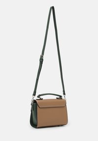 Piccola borsa rettangolare con manico superiore e lunga tracolla regolabile verde, fronte marrone e lati verde scuro con cuciture bianche.