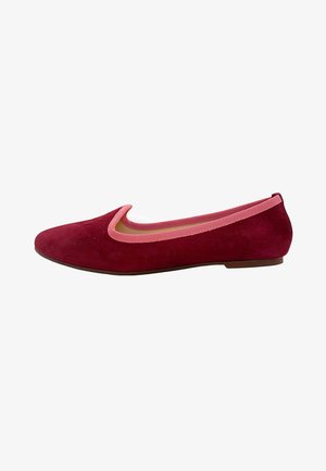 Chaussure plate en daim bordeaux avec un bout arrondi et une bordure rose autour de l'ouverture, sur une semelle plate marron, vue de côté.