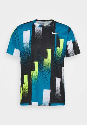 Kurzärmeliges Sportshirt mit blauen, schwarzen, weißen und neongelben abstrakten vertikalen rechteckigen Mustern und einem weißen Nike Swoosh-Logo auf der Brust.