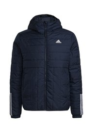 Tmavě modrá prošívaná bunda Adidas s kapucí, plným předním zipem, dvěma předními kapsami a bílými třemi pruhy na rukávech.