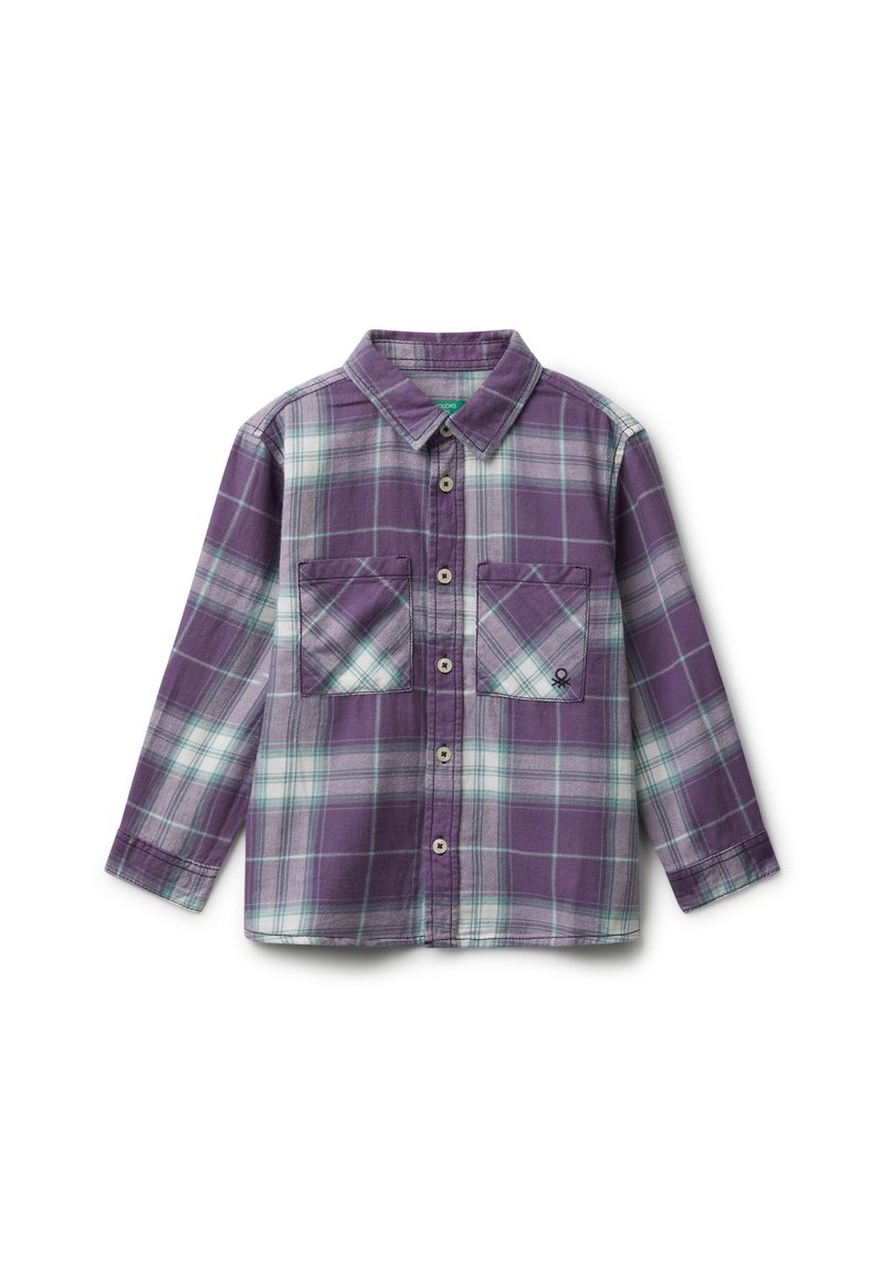 Camicia a maniche lunghe a quadri viola e bianca con due tasche sul petto, chiusura con bottoni e un piccolo logo ricamato nero sulla tasca destra.