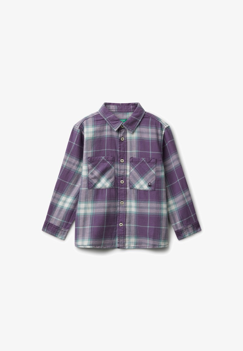 Camicia a maniche lunghe a quadri viola e bianca con due tasche sul petto, chiusura con bottoni e un piccolo logo ricamato nero sulla tasca destra.