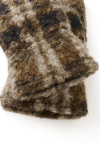 Mörkbrown och grå mönstrad ullsjal, med en fluffig textur med vridna fibrer och ett oregelbundet rutmönster.