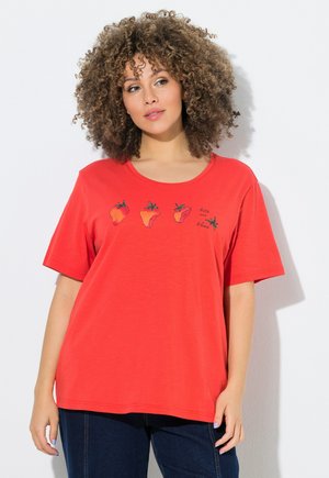 Ulla Popken ERDBEEREN RUNDHALSAUSSCHNITT HALBARM - T-shirts print - coral