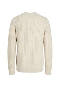 Cremefarbener Kabelstrickpullover mit langen Ärmeln und Rippbündchen, Saum und Rundhalsausschnitt, von hinten gezeigt.