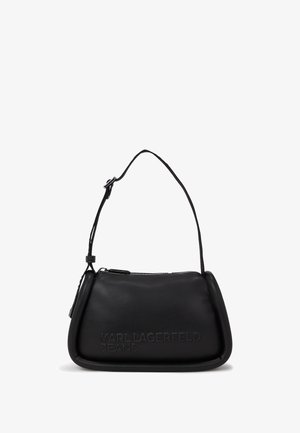 Borsa a spalla in pelle nera con forma curvata, chiusura con zip e marchio in rilievo. Presenta una tracolla sottile e regolabile e una texture liscia.