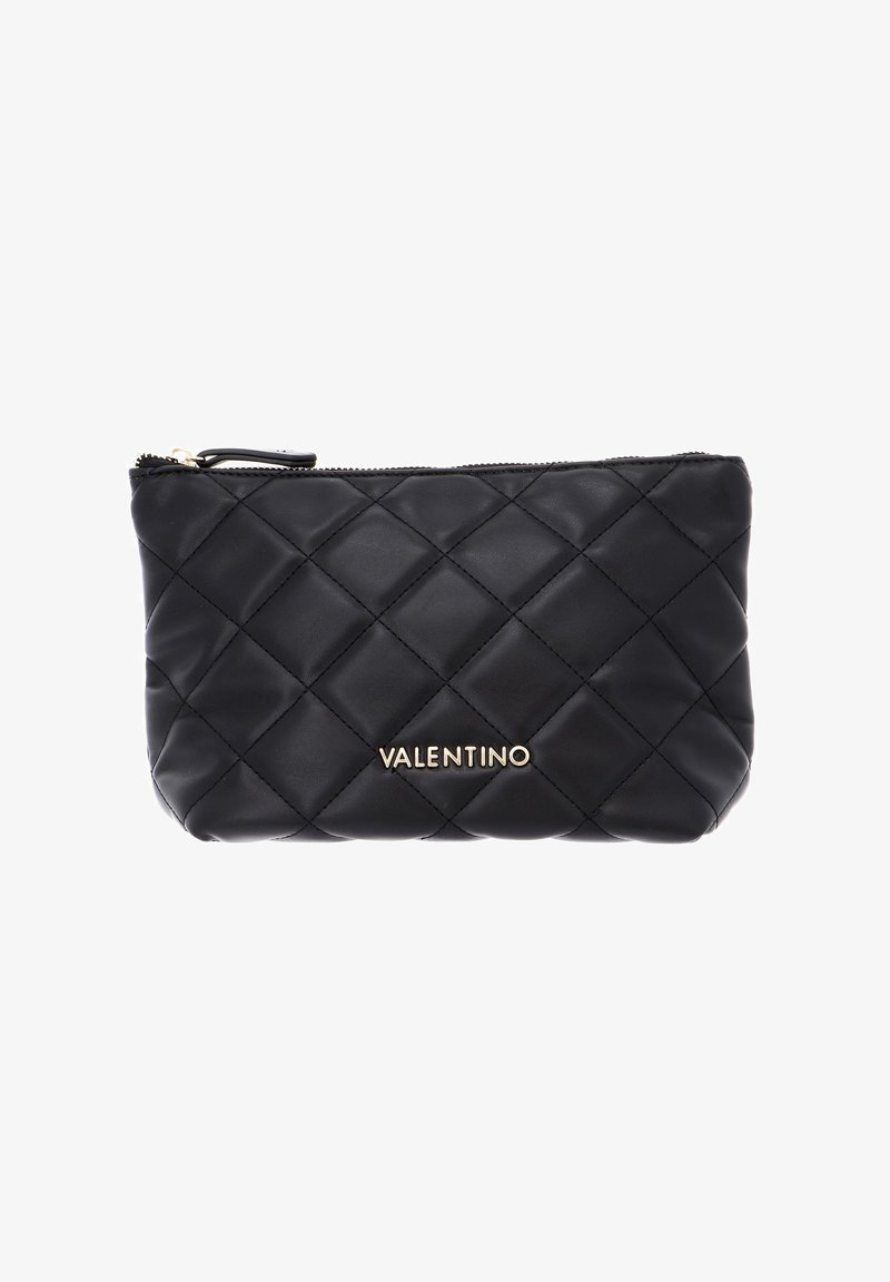 Pochette nera in pelle trapuntata con logo dorato "Valentino". Presenta una chiusura con zip e una superficie liscia con forma rettangolare.