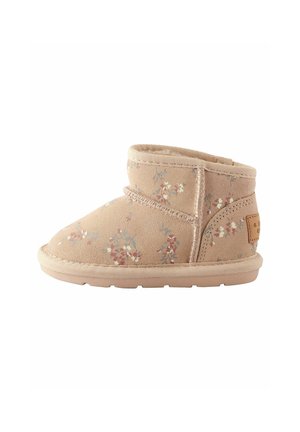 Stivaletto corto color tan con motivo floreale in rosa e blu. Realizzato in suede, presenta una punta arrotondata, cuciture a vista e una suola testurizzata.