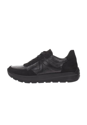 Zapatillas negras de corte bajo con paneles de cuero texturizado y ante, cordones negros y una gruesa suela de goma.