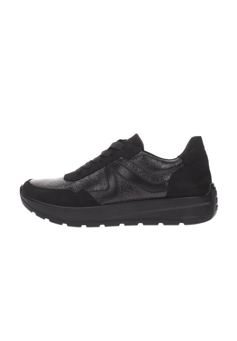 Sneaker nera a basso profilo con pannelli in pelle texturizzata e suede, lacci neri e una spessa suola in gomma.