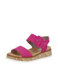 Fuksjowe zamszowe sandały z szerokim paskiem i regulowanym zapięciem, z teksturowaną podeszwą na koturnie z białą krawędzią i brązową wkładką.