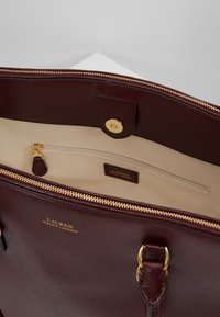 Lauren Ralph Lauren Axelremsväska - bordeaux