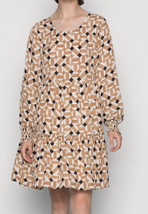 Robe marron à motifs présentant des formes géométriques en beige, noir et blanc, avec des manches longues et un ourlet évasé. Accent en tissu texturé.