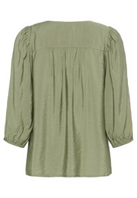 Camicia verde oliva con maniche a tre quarti, caratterizzata da dettagli arricciati sulle spalle e pieghe sulla schiena, realizzata in un tessuto liscio e leggermente lucido.