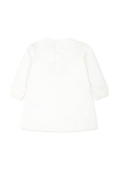 Maglietta bianca a maniche lunghe con scollatura rotonda e retro con bottoni. Il tessuto sembra morbido con una superficie liscia e senza motivi visibili.