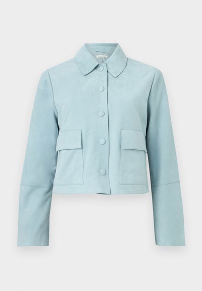 Ανοιχτό μπλε κοντό μπουφάν με γιακά, μακριά μανίκια, κουμπιά με πατιλέτα μπροστά και δύο τσέπες με καπάκι στο ύψος της μέσης σε απλό φόντο.