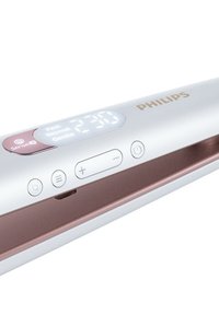 Philips haarstyler met een slank zilveren lijf en roségouden accenten. Voorzien van een digitaal display en bedieningsknoppen voor temperatuurinstellingen.