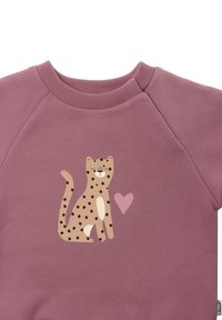 Rosa Sweatshirt mit einer Grafik eines sitzenden Leoparden, der schwarze Flecken und ein pinkes Herz hat. Ribkragen und weiche Textur.