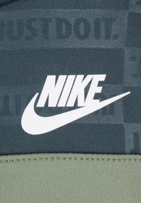 Nike Sportswear TEXTURED CLUB TRICOT SET - Spodnji deli trenirk - vintage green