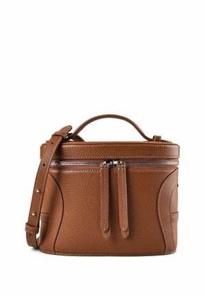 Braune, strukturierte Lederhandtasche mit zwei Reißverschlüssen, einem oberen Griff und einem verstellbaren Schulterriemen vor weißem Hintergrund.