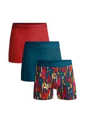Drie paar herenslips: één rood, één turquoise en één met een patroon van kleurrijke abstracte vormen. Elk met een elastische tailleband met merkopdruk.
