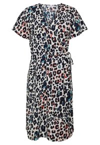 Wickelkleid aus leichtem Stoff mit einem bunten Leopardenmuster in Blau- und Rottönen, kurzen Ärmeln und einem Bindegürtel.