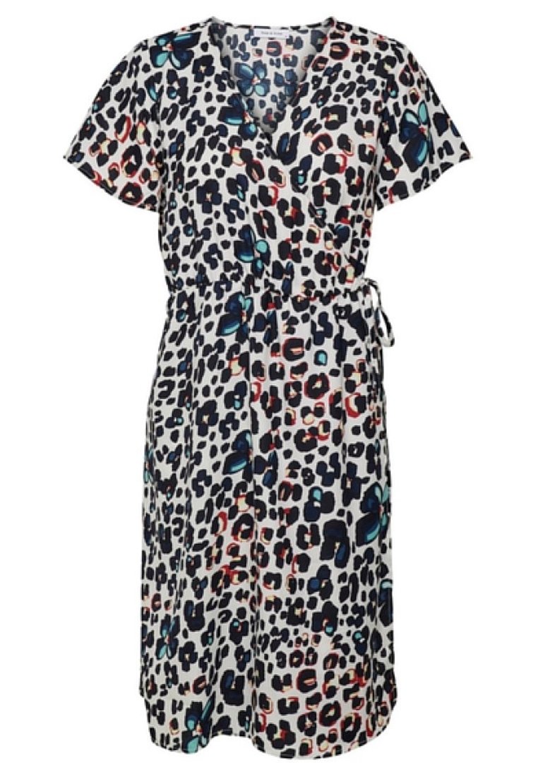 Wickelkleid aus leichtem Stoff mit einem bunten Leopardenmuster in Blau- und Rottönen, kurzen Ärmeln und einem Bindegürtel.