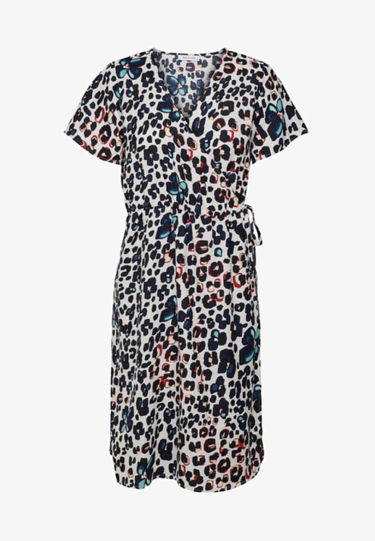 Wickelkleid aus leichtem Stoff mit einem bunten Leopardenmuster in Blau- und Rottönen, kurzen Ärmeln und einem Bindegürtel.