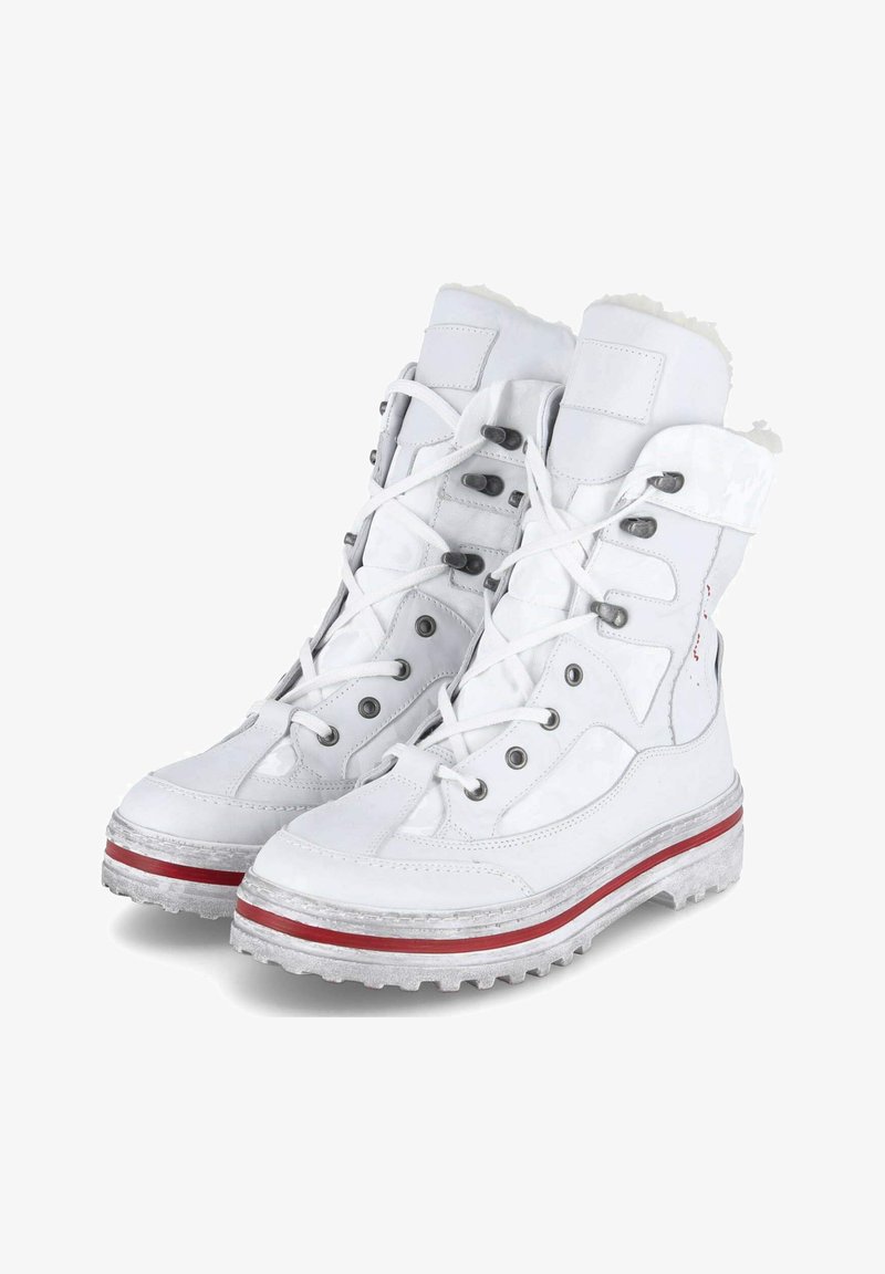 Weiße wasserdichte Stiefel mit einer strukturierten Oberfläche, Schnürdesign, silbernen Ösen und einem roten Streifen auf der durchsichtigen Sohle. Isolierter Kragen.