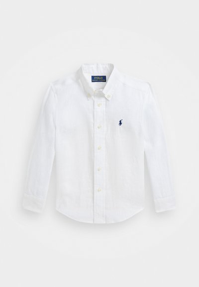 Camisa branca de botões, feita de linho, com mangas longas, um colarinho clássico e um pequeno logótipo azul-marinho no lado esquerdo do peito.