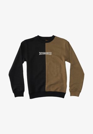 Bluza crewneck podzielona pionowo na czarną lewą stronę i brązową prawą stronę, z białym napisem "DCSHOECO" na środku klatki piersiowej.