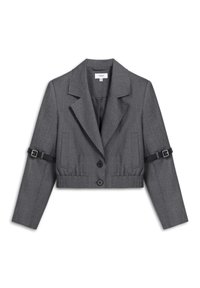 Grauer, taillierter Blazer aus strukturiertem Stoff mit zwei Fronttaschen, drei Knöpfen und einem Gürtelakzent am linken Arm.