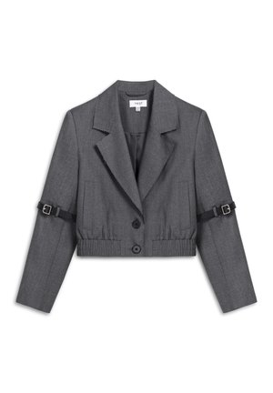 Grijze kort gesneden blazer van een gestructureerde stof, twee voorzakken, drie knopen en een riemaccent op de linkerarm.