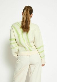 Desires Pulover - p dark citron print